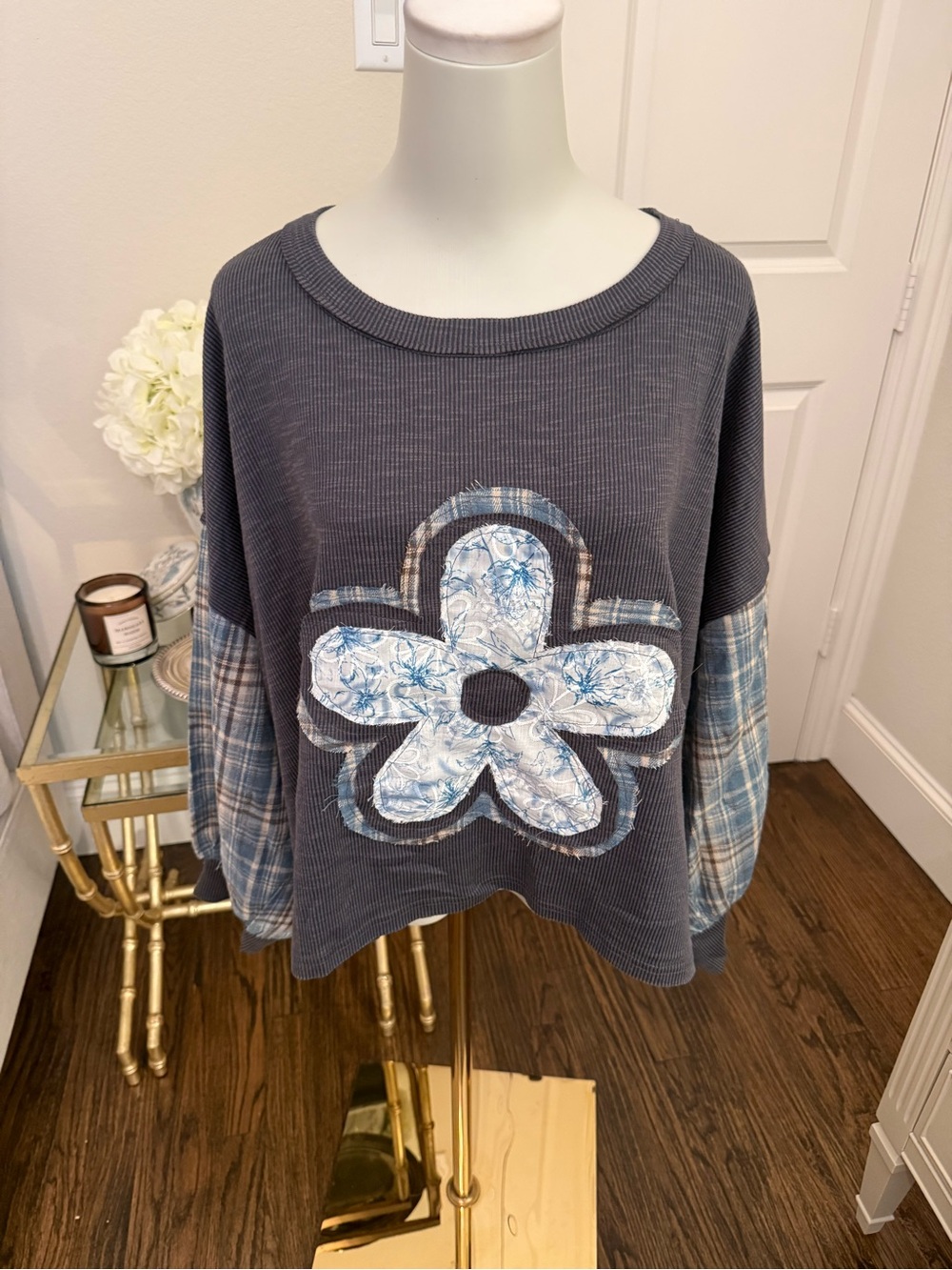 POL Blue and Gray Floral Patchwork Top w/Plaid
Balloon Sleeves
E28 - Picture 4 of 7